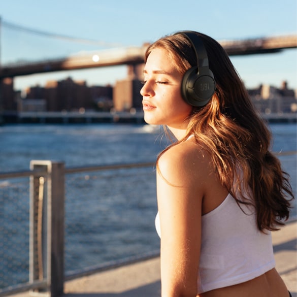 Over-Ear-Kopfhörer - Trennen Sie sich mit Over-Ear-Kopfhörern für eine Weile von der Außenwelt. Diese Kopfhörer schließen Ihre Ohrmuschel vollständig ein und unterdrücken Umgebungsgeräusche fast vollständig, so dass Sie Ihre Lieblingsmusik noch mehr genießen können.