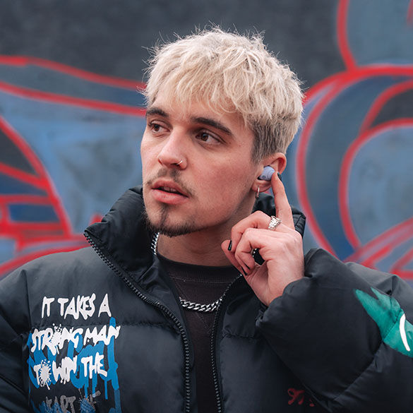 Earbuds - Earbuds sind drahtlose Kopfhörer, die über Bluetooth mit Ihrem Telefon verbunden werden. Die Kopfhörer werden im mitgelieferten Etui automatisch aufgeladen, so dass Sie unterwegs stundenlang Ihre Lieblingsmusik oder Ihren Podcast genießen können!