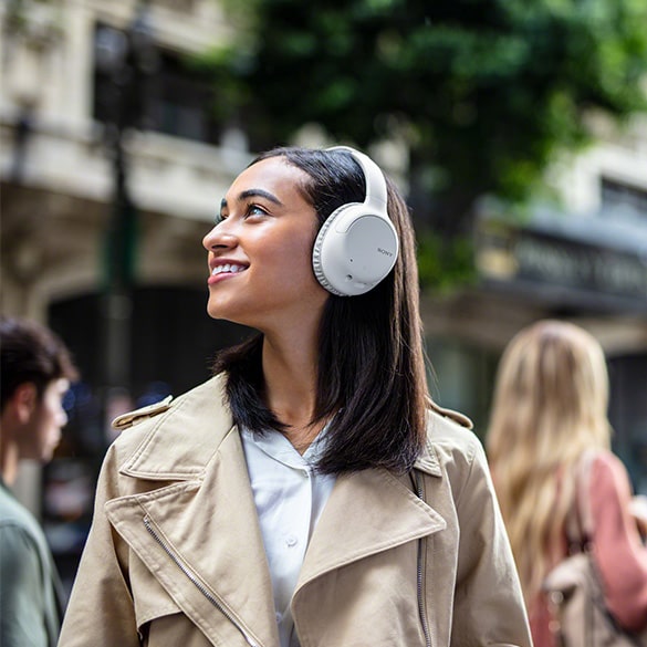 Over-Ear-Kopfhörer - Trennen Sie sich mit Over-Ear-Kopfhörern für eine Weile von der Außenwelt. Diese Kopfhörer umschließen Ihre Ohrmuschel vollständig und unterdrücken Umgebungsgeräusche fast vollständig, so dass Sie Ihre Lieblingsmusik noch mehr genießen können.